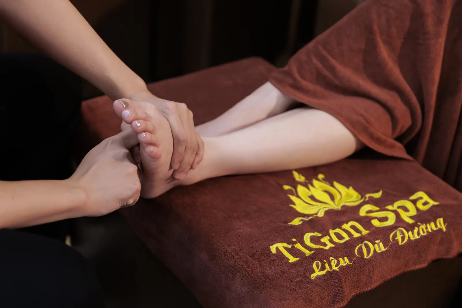 Massage chân với tinh dầu